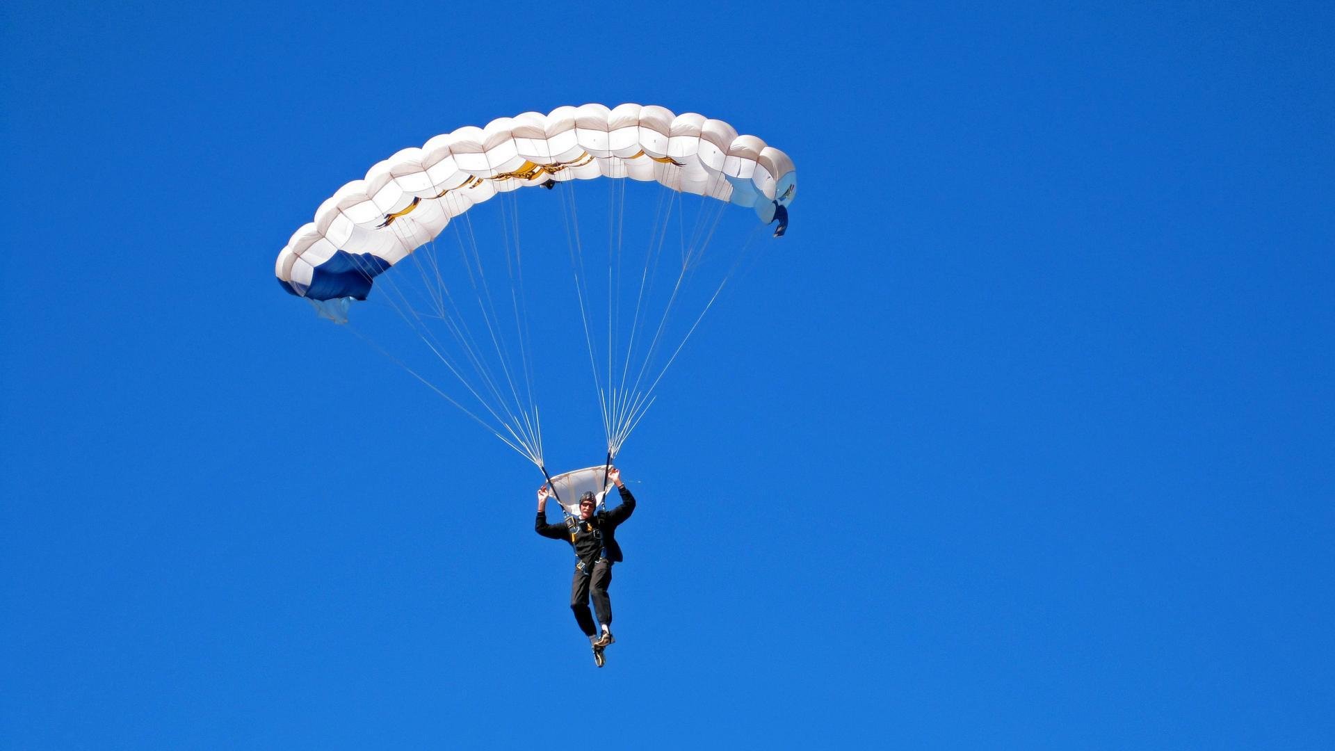 AYX SPORTS-蝶泳项目摩纳哥新秀崭露头角，摩纳哥泳池